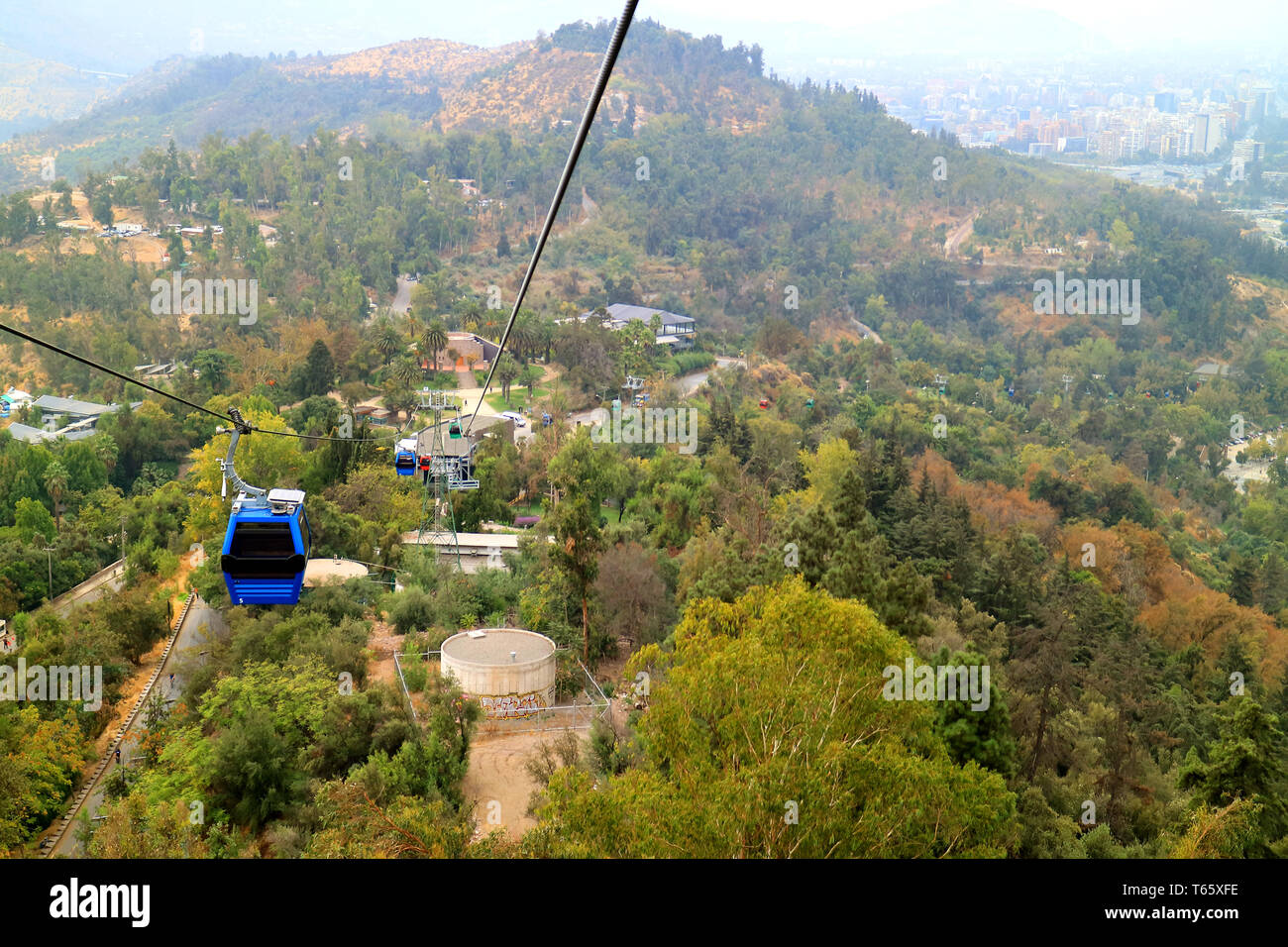 Funivie del Cerro San Cristobal Hill tra caduta delle foglie, Santiago del Cile Foto Stock