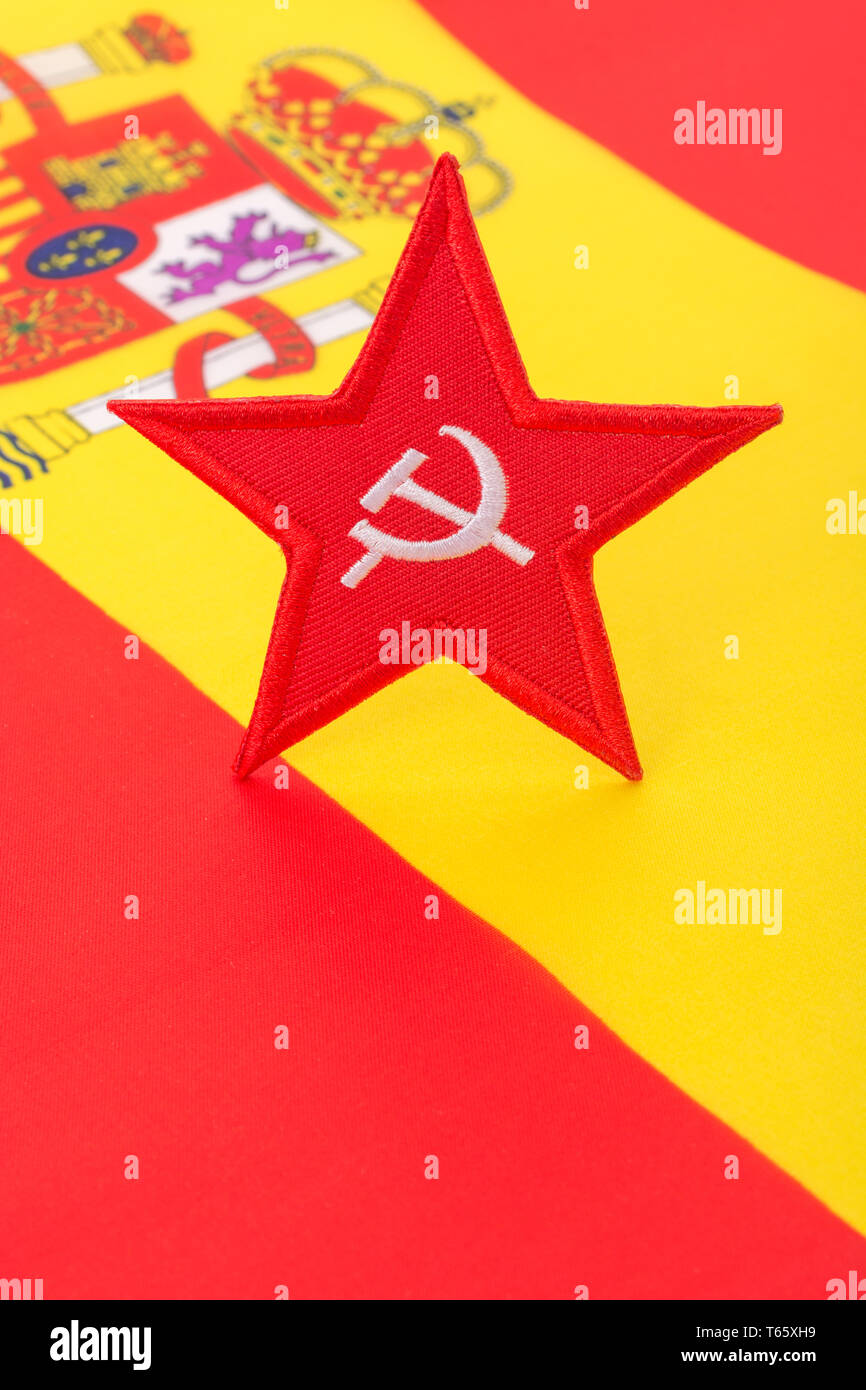 Logo Red Star Hammer e Sickle con bandiera spagnola. Per la vittoria socialista delle elezioni generali spagnole del 2019. Comunisti spagnoli martello e falce, stella rossa Foto Stock