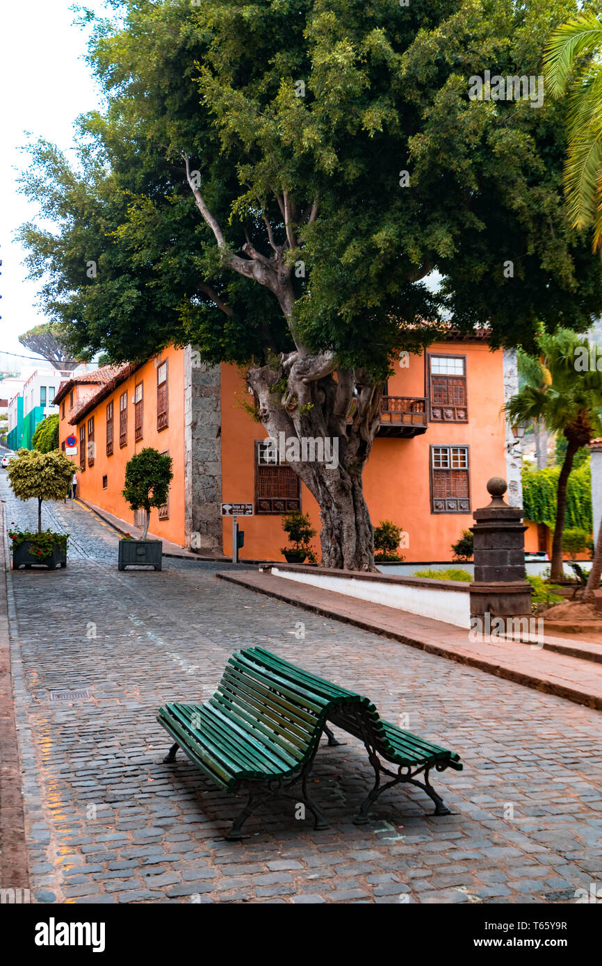 Una piccola vista della piazza principale in Icod de los Vinos, Tenerife. Questa città ha tipica canaria cultura architettura. Foto Stock