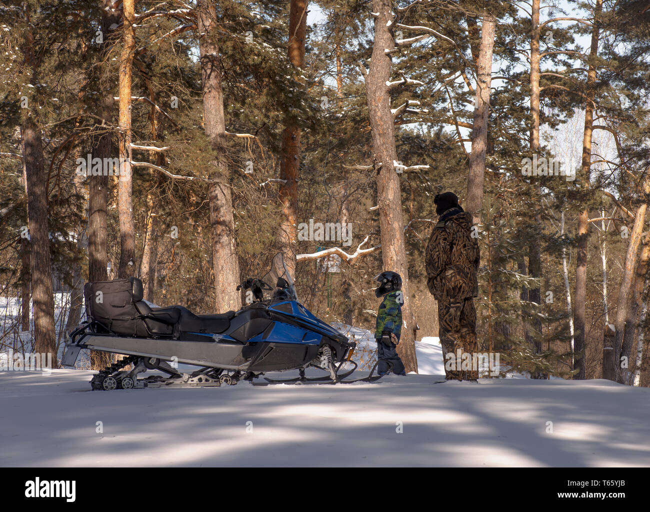 La guida di motoslitte. Foresta d'inverno. A piedi su motoslitte. Concetto di ricreazione sulla natura vacanze invernali. Gli sport invernali. Foto Stock