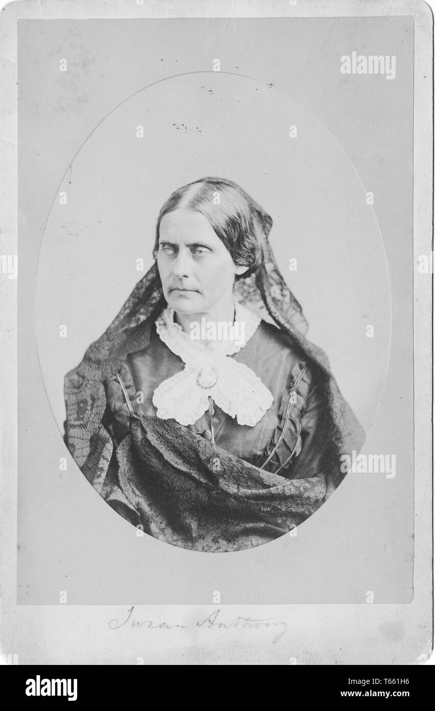 Foto di armadio con un ritratto di suffragist e verità Susan B Anthony, dal torace fino, con la sua firma sotto l'immagine, probabile fotografata da Sarony e società, Boston, Massachusetts, 1870. Fotografia di Emilia van Beugen. () Foto Stock