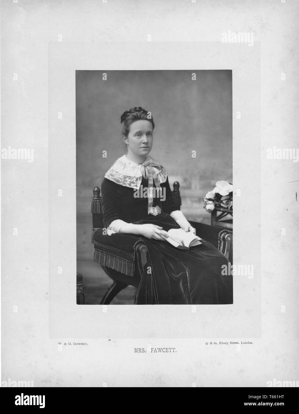 Armadio con foto di tre quarti di profilo ritratto di suffragist inglese e scrittore Millicent Fawcett, seduto in una sedia con un libro aperto sul suo grembo, fotografata da W e D Downey, Londra, Inghilterra, 1890. Fotografia di Emilia van Beugen. () Foto Stock