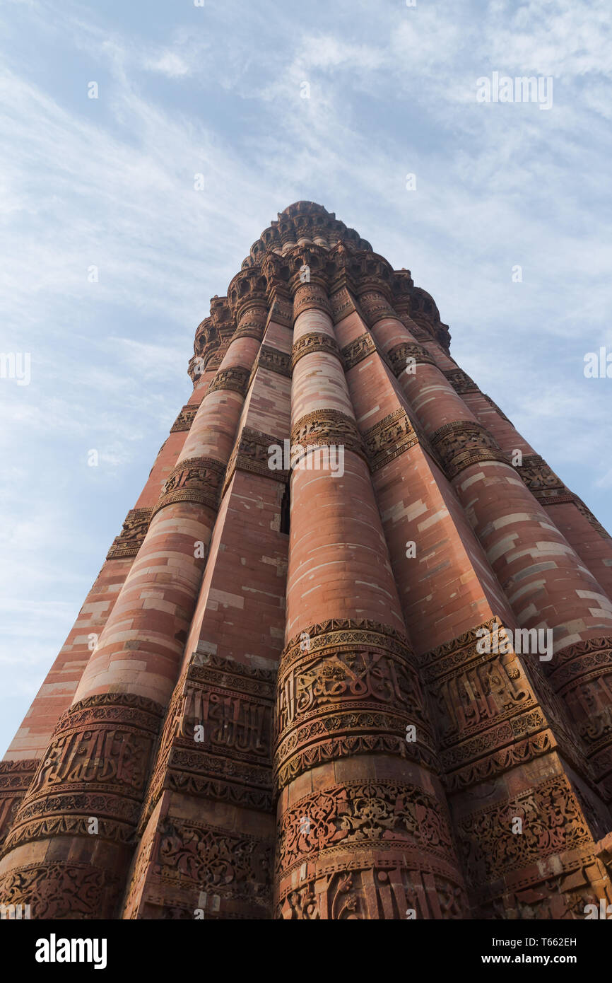 Drammatica e prospettica diverse f Qutub Minar minareto con n. di persone in New Delhi India Foto Stock