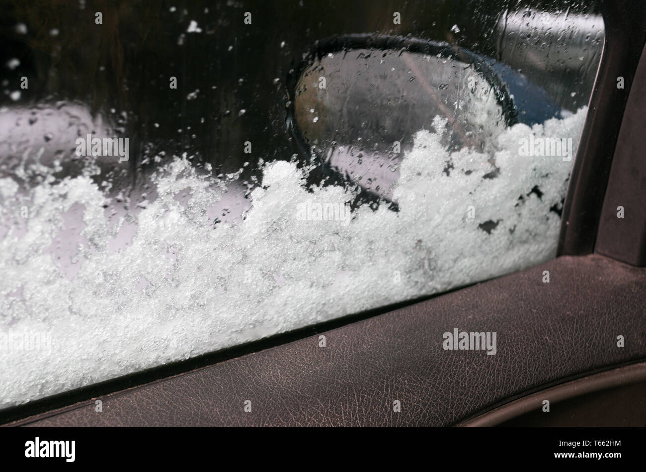 La fusione della neve sul finestrino Foto Stock