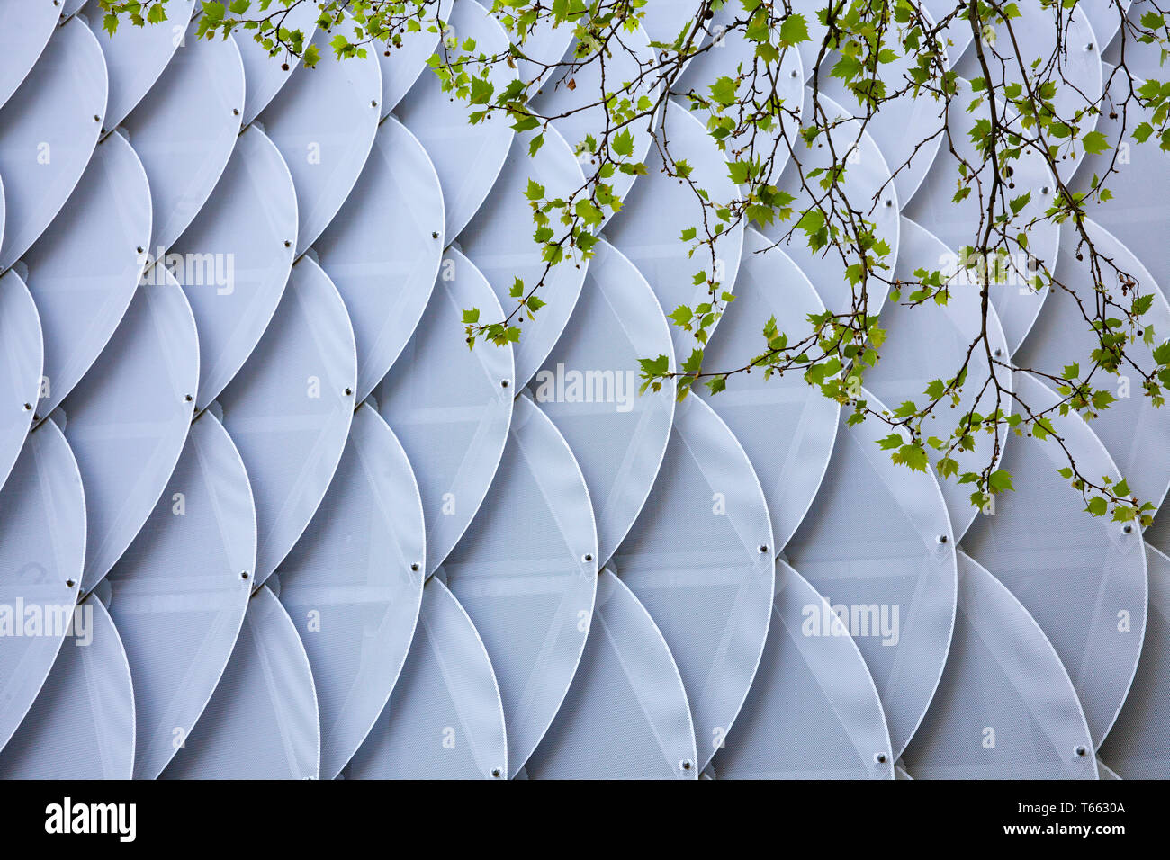 La facciata della multi-storia parco auto al Zoobruecke vicino al centro fieristico nel quartiere Deutz di Colonia, Germania. Fassade des Messeparkhaus Zo Foto Stock