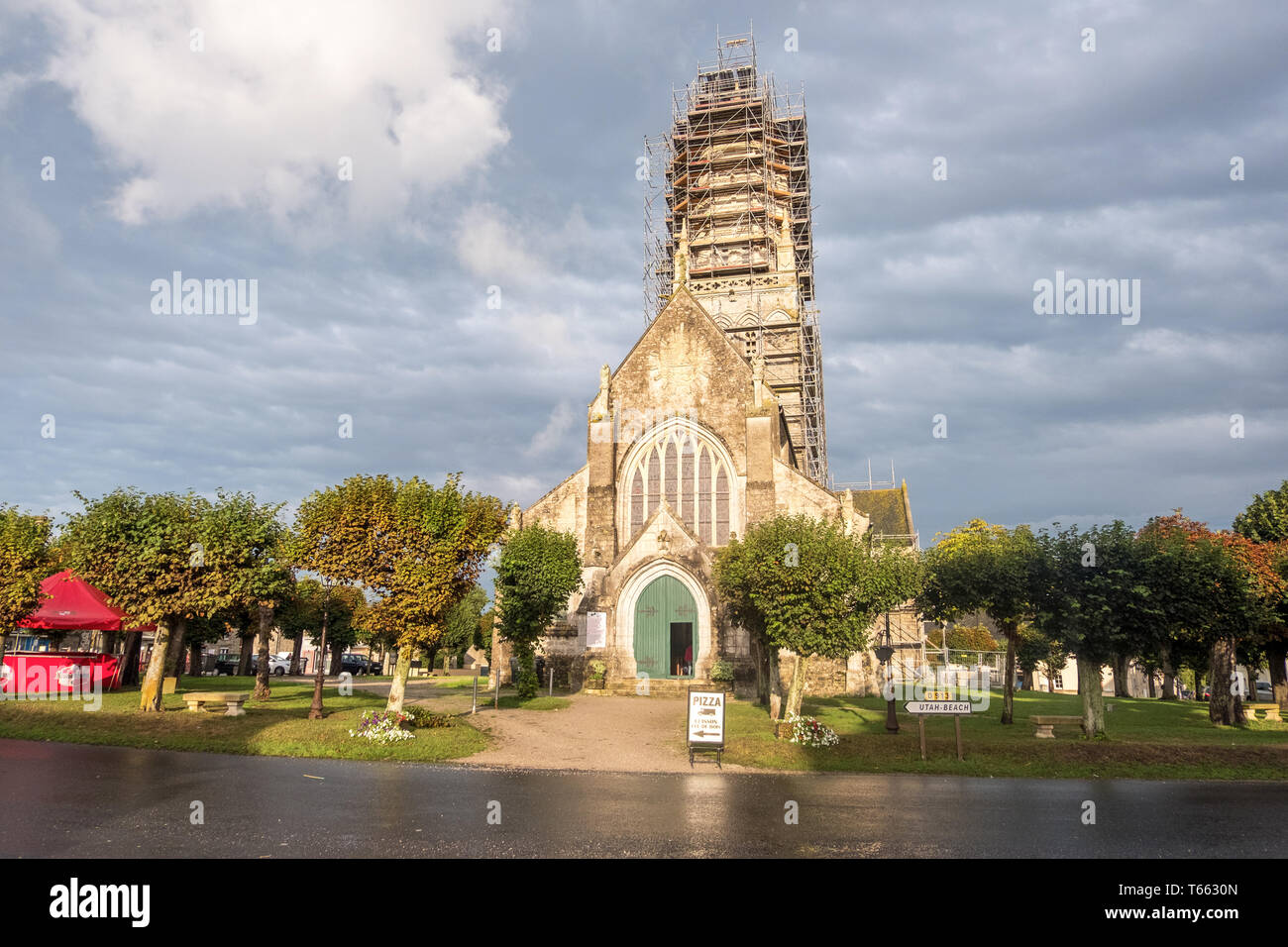 Sainte-Marie-du-Mont, Francia - Agosto 16, 2018: la chiesa di Notre Dame di assunzione a Sainte-Marie-du-Mont. La Normandia, Francia Foto Stock
