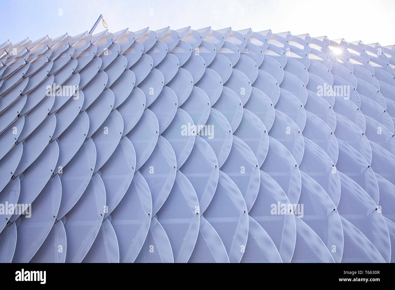 La facciata della multi-storia parco auto al Zoobruecke vicino al centro fieristico nel quartiere Deutz di Colonia, Germania. Fassade des Messeparkhaus Zo Foto Stock