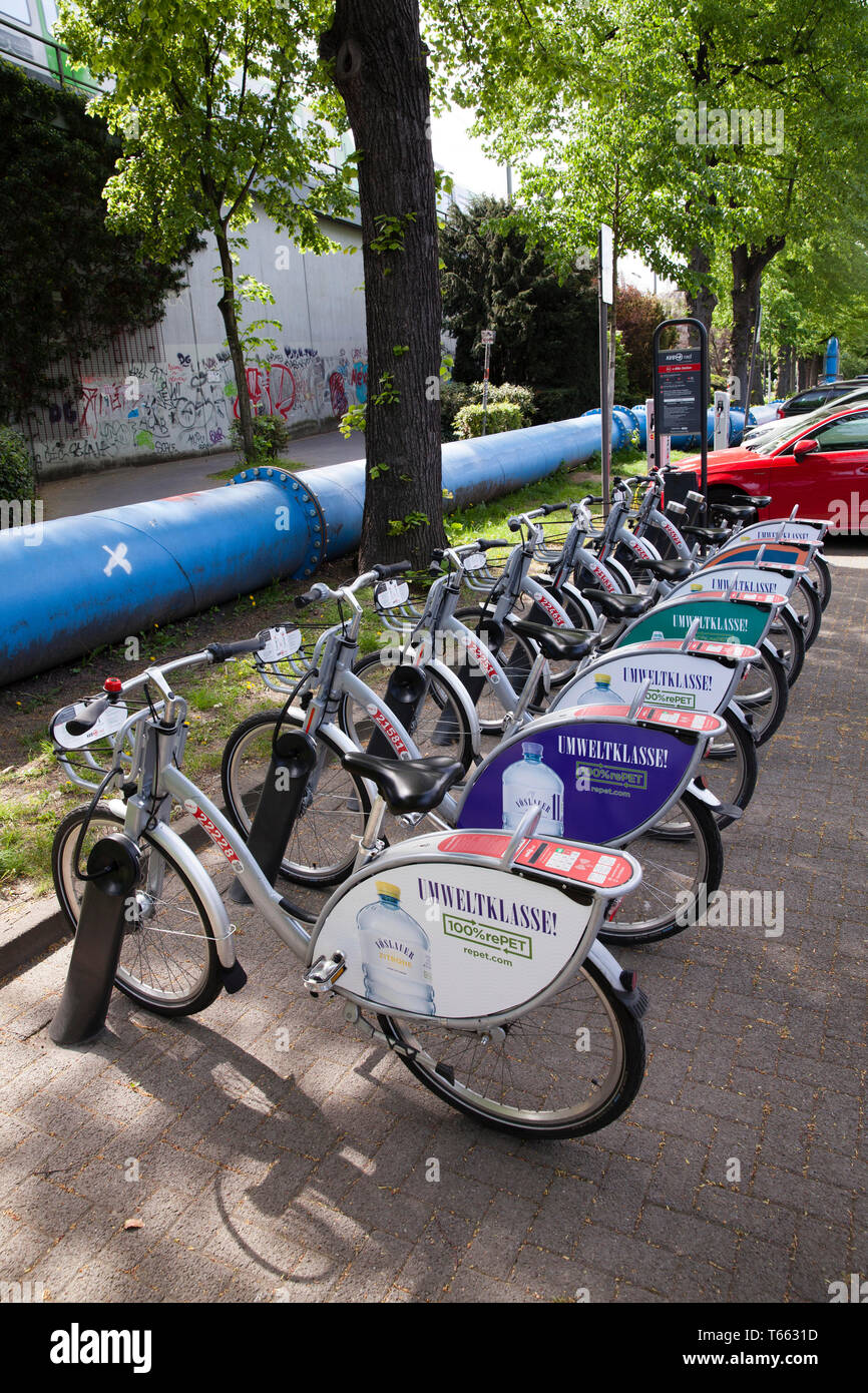 Biciclette e-bikes della società Koelner Verkehrsbetriebe KVB (Colonia azienda di trasporto pubblico) in corrispondenza di una stazione di carica dell'Mobilstation sul ch Foto Stock