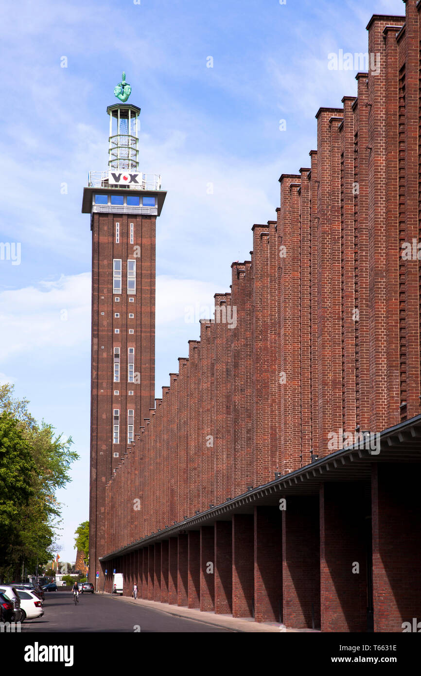 La vecchia torre della ex fiera e del centro storico sale sul Reno nel quartiere Deutz di Colonia, Germania. Oggi il palazzo è denominato Rhein Foto Stock