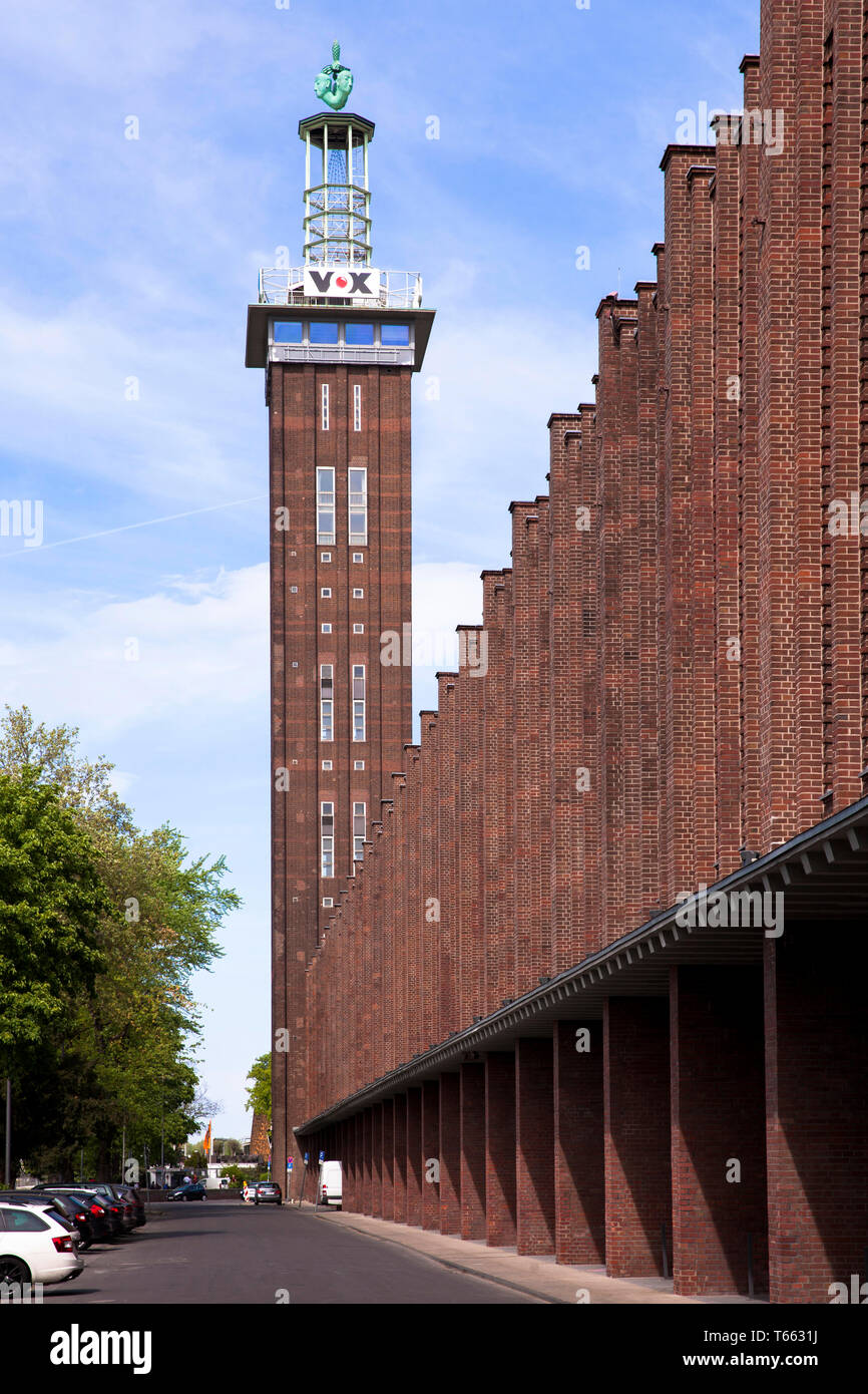 La vecchia torre della ex fiera e del centro storico sale sul Reno nel quartiere Deutz di Colonia, Germania. Oggi il palazzo è denominato Rhein Foto Stock