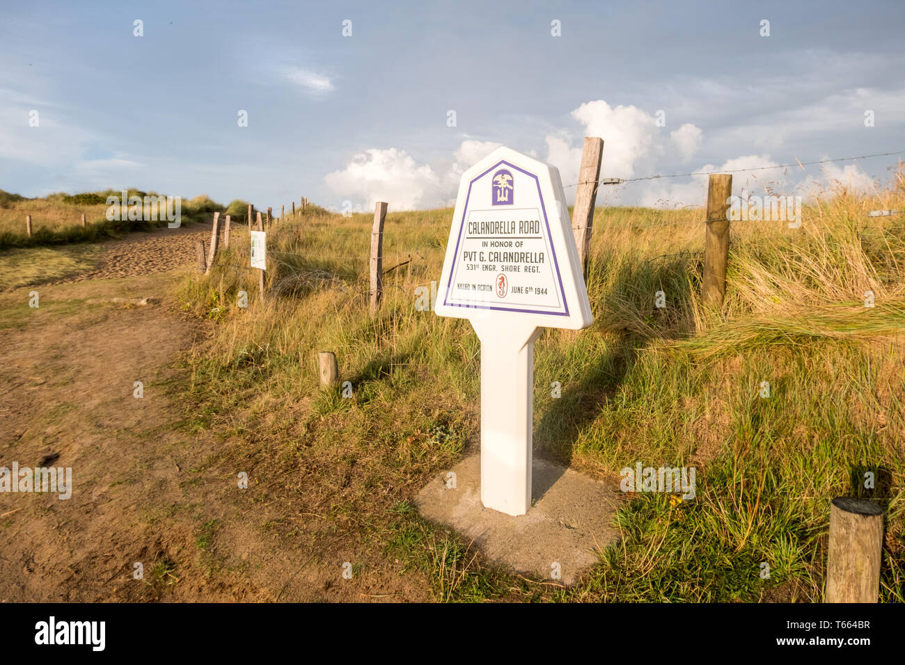 Utah Beach, Francia - Agosto 16, 2018: Segno Calandrella strada è le strade sono chiamato dopo soldati uccisi qui durante la Seconda Guerra Mondiale. La Normandia, Francia Foto Stock