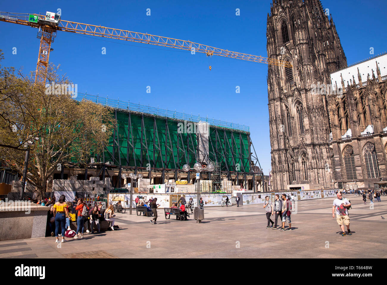 Il Dom-Hotel presso la cattedrale sarà completamente rinnovato, sito in costruzione, Colonia, Germania. Aprile 2019. das Dom-Hotel am Dom wird komplett sani Foto Stock