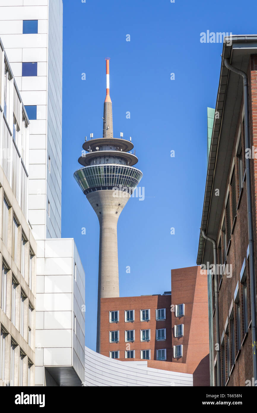 Duesseldorf tv tower con architettura moderna nella parte anteriore Foto Stock