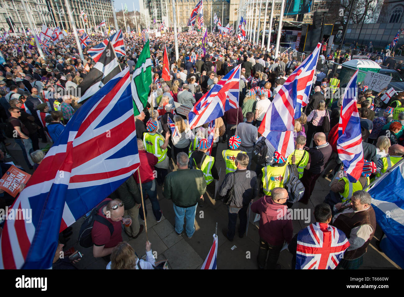 Lasciare i manifestanti a Nigel Farage del marzo a lasciare il rally in piazza del Parlamento, Westminster, London. Dotato di: atmosfera, vista in cui: Londra, Regno Unito quando: 29 Mar 2019 Credit: Wheatley/WENN Foto Stock