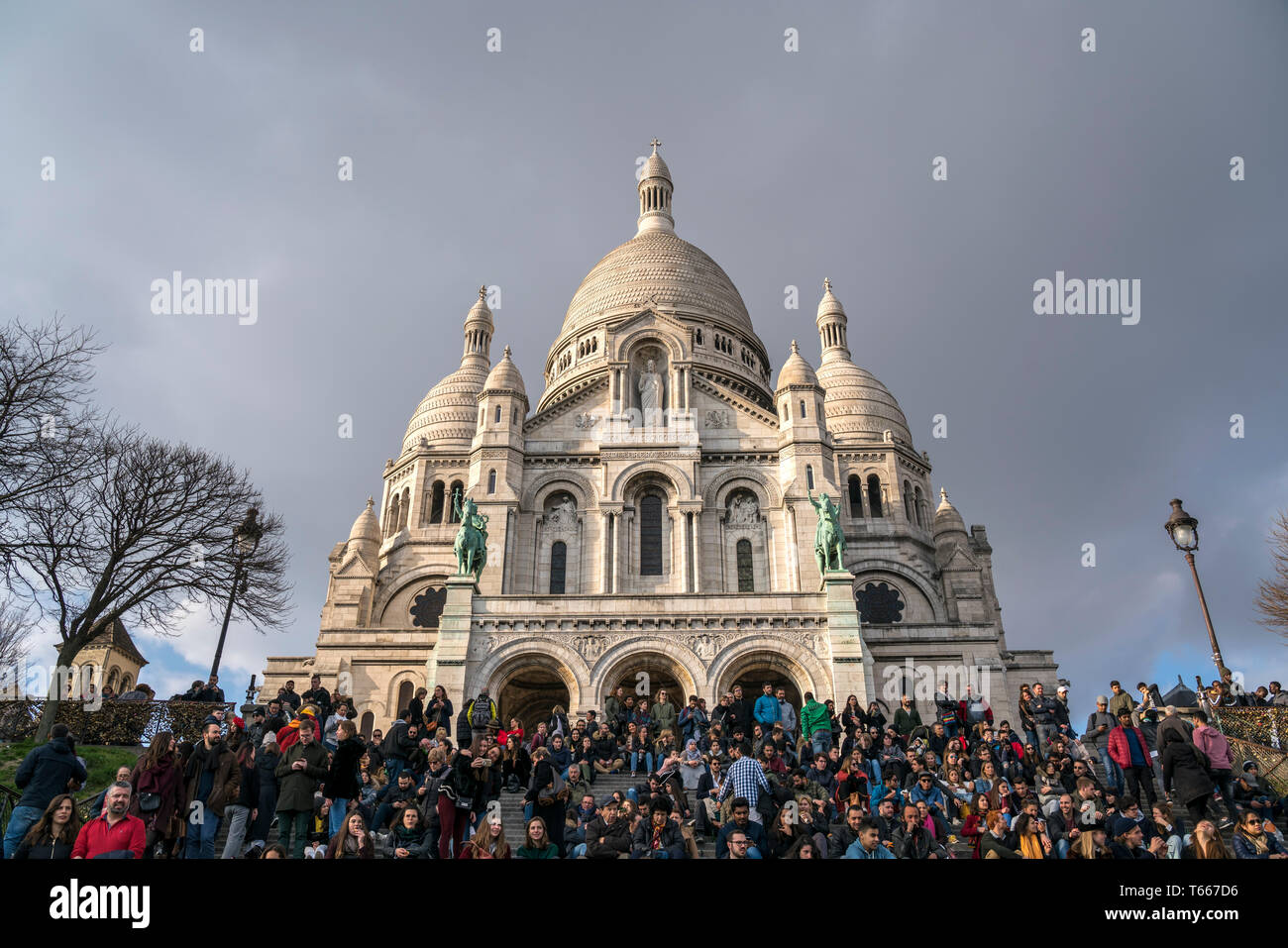 Touristen vor der Basilika Sacre Coeur, Montmartre, Parigi, Frankreich | turisti alla Basilica del Sacre Coeur, Montmartre , Parigi, Francia Foto Stock