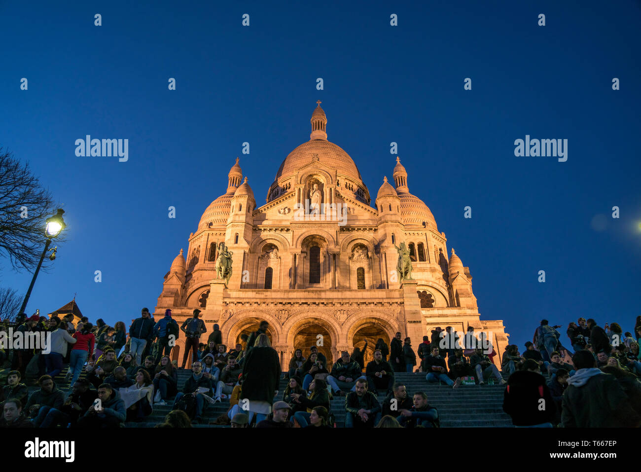 Touristen vor der Basilika Sacre Coeur in der Abenddämmerung, Montmartre, Parigi, Frankreich | turisti alla Basilica del Sacre Coeur al crepuscolo, Montmartre Foto Stock
