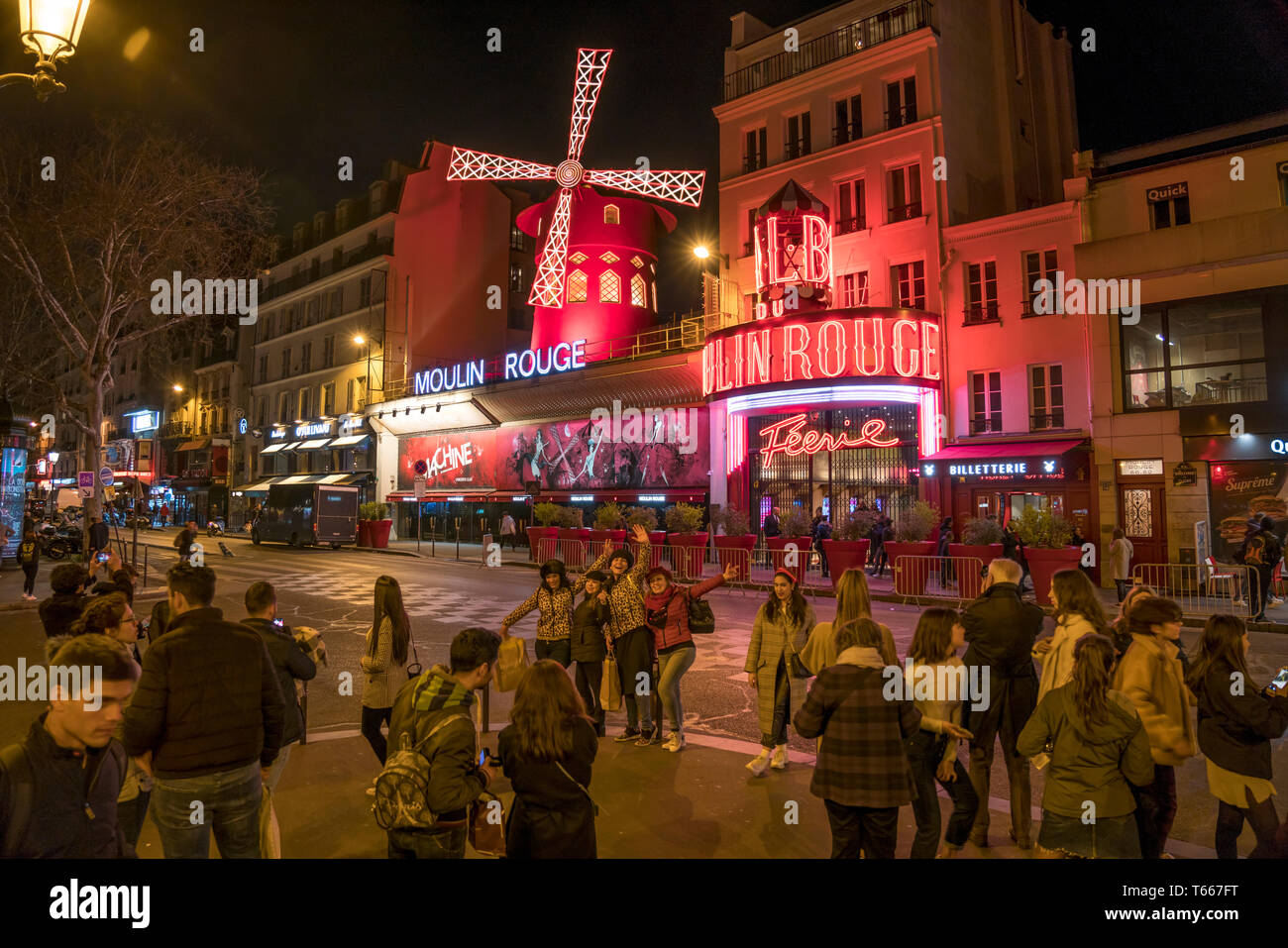 Touristen posieren vor dem Variete Teatro Moulin Rouge im Stadtviertel Montmartre Parigi, Frankreich | turisti in posa davanti il cabaret thea Foto Stock