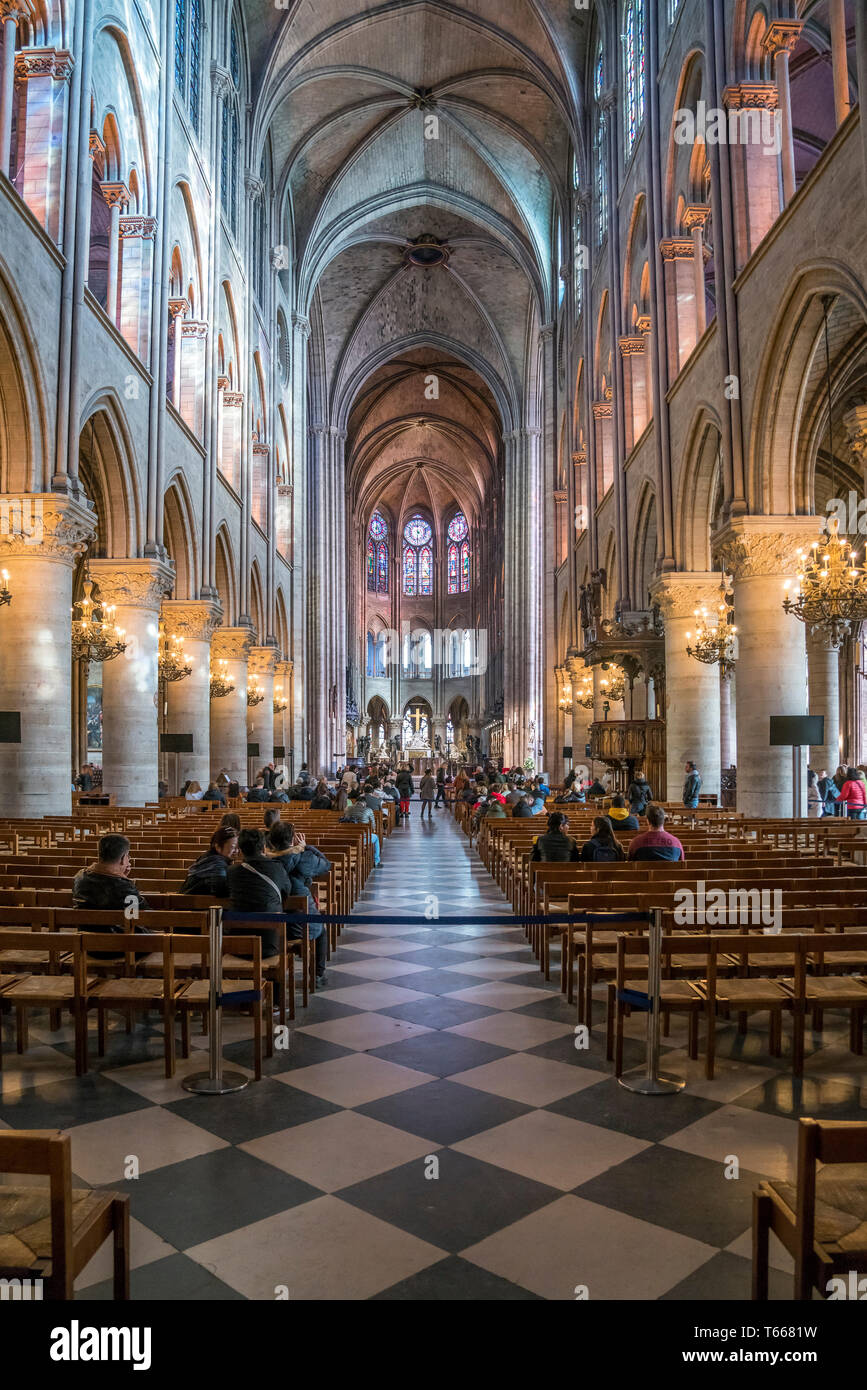 Innenraum der Kathedrale Notre-Dame, Parigi, Frankreich | cattedrale di Notre Dame interno, Parigi, Francia Foto Stock