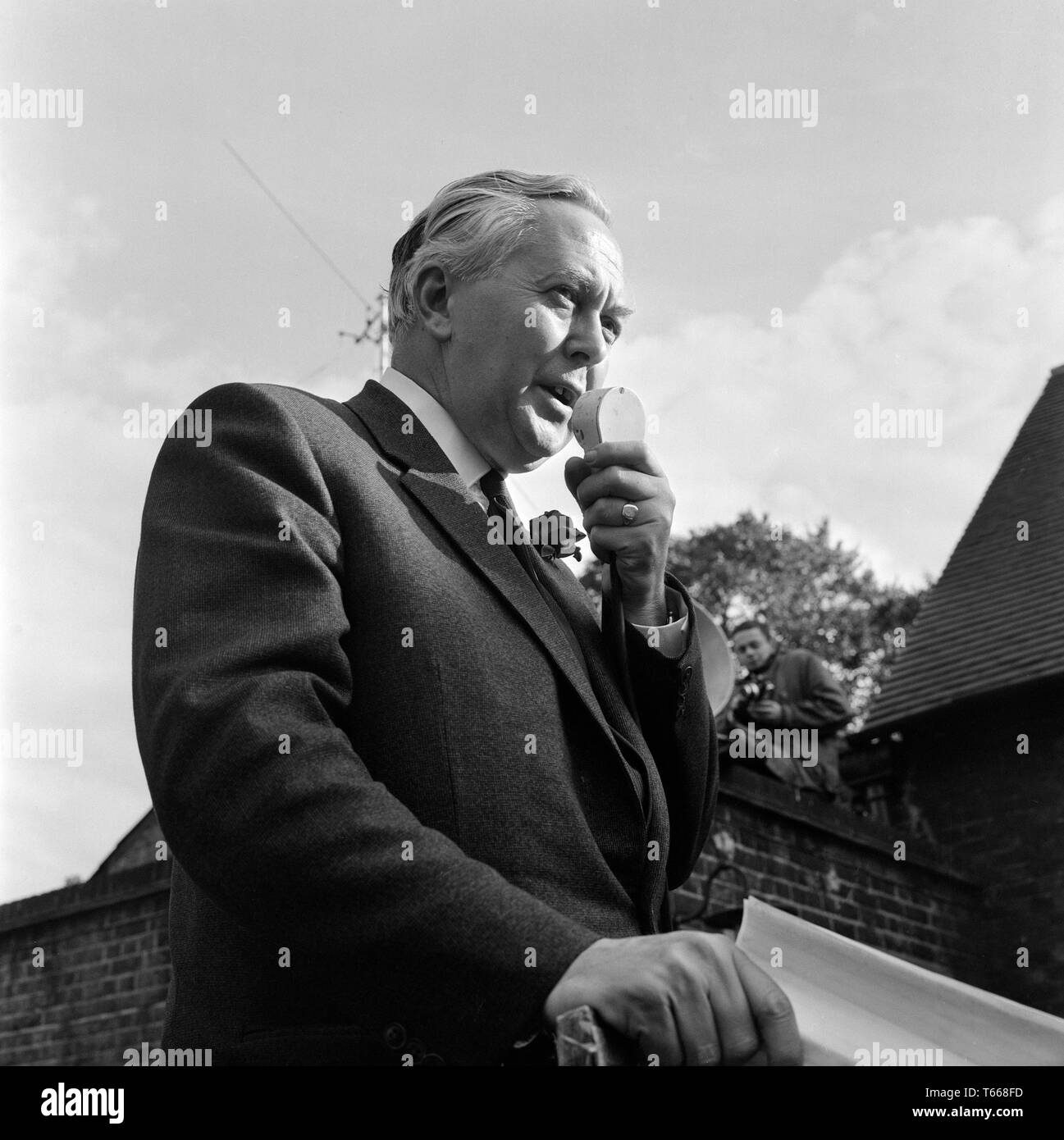 Del Partito laburista britannico del candidato ed eventualmente il Primo Ministro Harold Wilson, milita a Lewisham nel sud di Londra, durante il 1964 elezioni generali in Gran Bretagna. Foto Stock