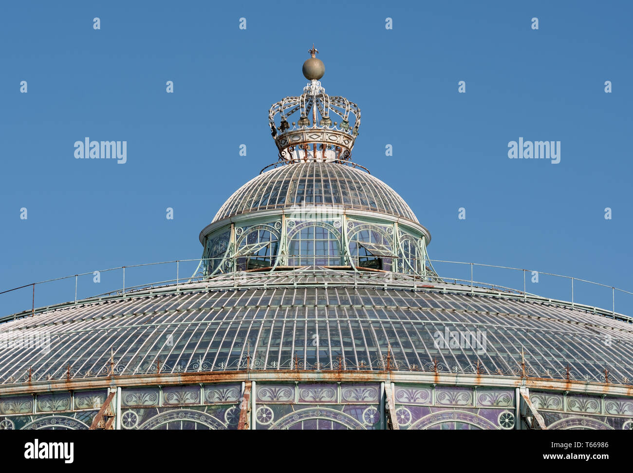 Il giardino d'inverno con la corona in testa, parte delle Serre Reali di Laeken. Il castello di Laeken è la residenza ufficiale della monarchia belga. Foto Stock