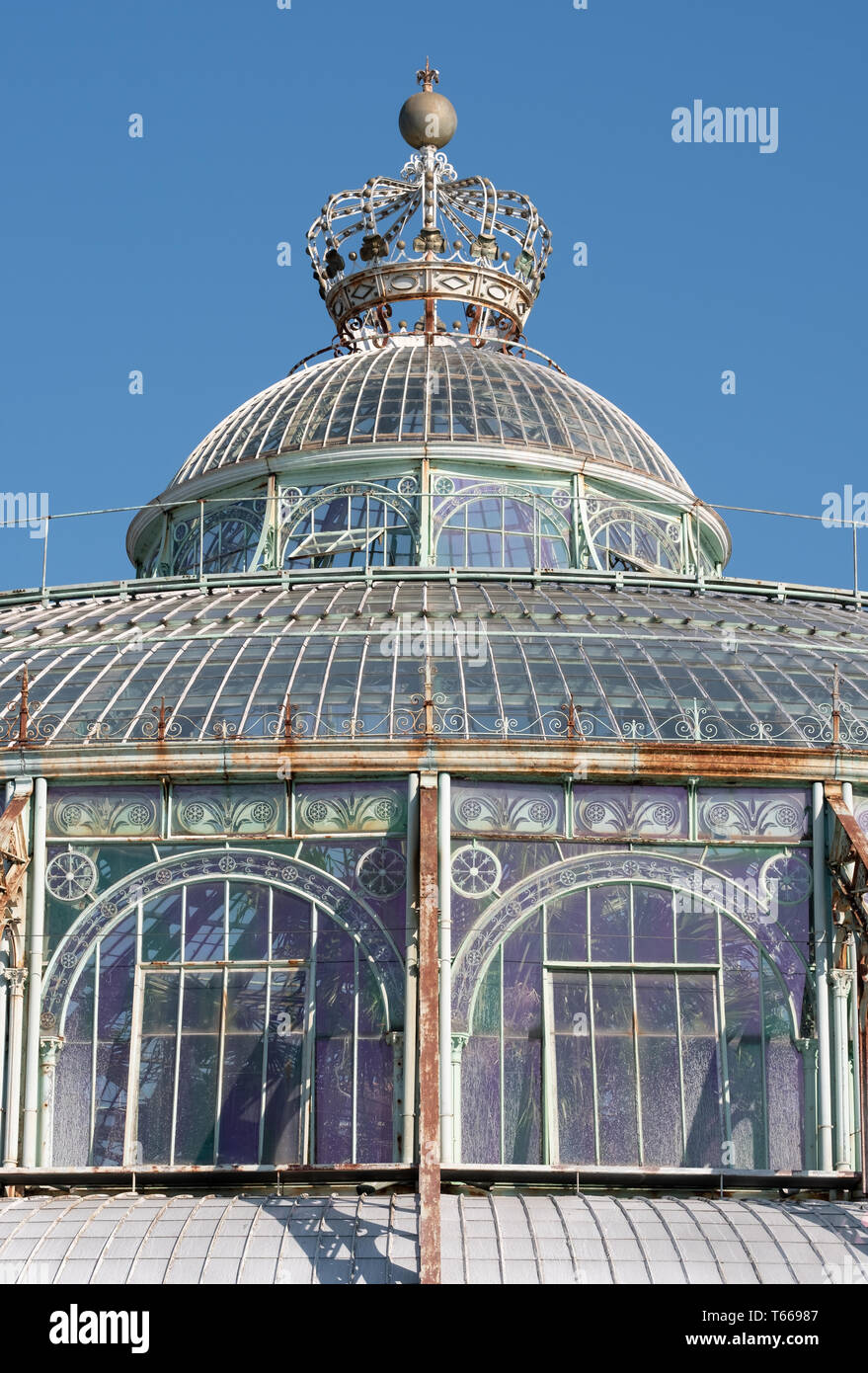 Il giardino d'inverno con la corona in testa, parte delle Serre Reali di Laeken. Il castello di Laeken è la residenza ufficiale della monarchia belga. Foto Stock