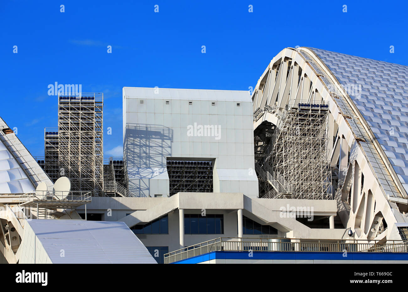 Elemento della struttura tecnologica con il supporto di oggetti tecnici di un grande impianto sportivo Foto Stock