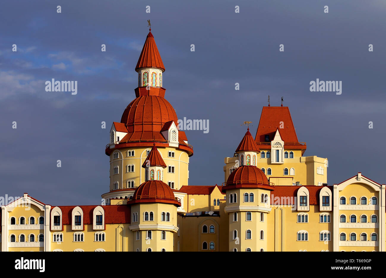 Edificio stilizzata sotto un castello da favola con rosse torri Foto Stock