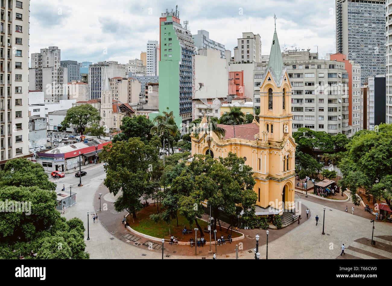 Sao Paulo SP, Brasile - 27 Febbraio 2019: Downtown piazza chiamata Largo do Paissandu con Igreja Nossa Senhora do Rosario dos Homens Pretos chiesa Foto Stock