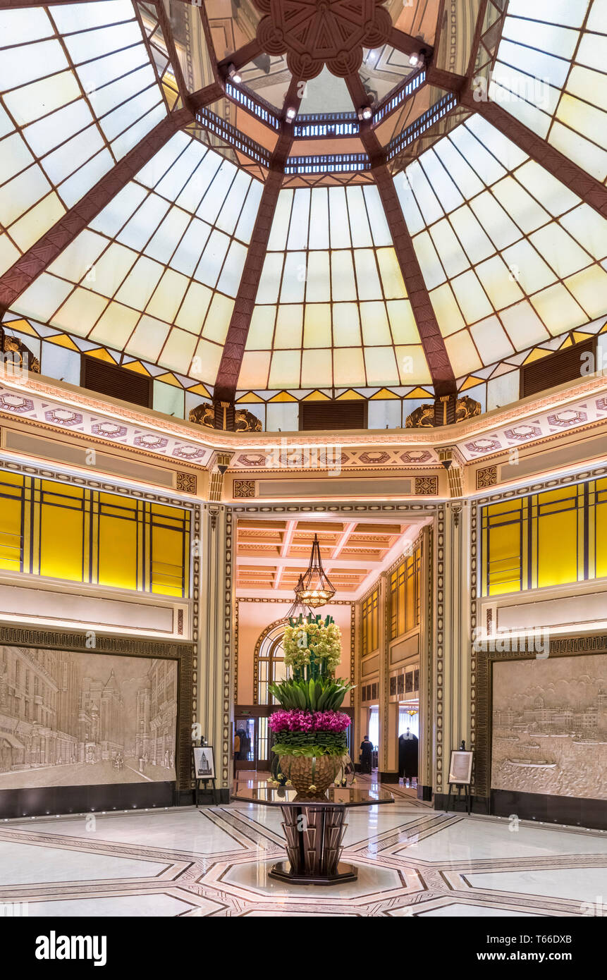 Lobby Art Deco di storico Fairmont Hotel di pace sul Bund, Shanghai, Cina Foto Stock