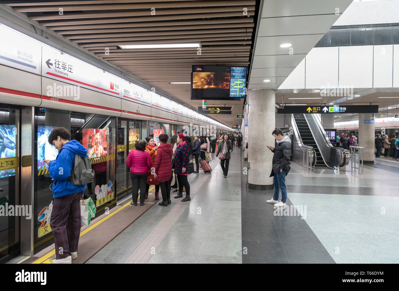 Piattaforma della metropolitana a persone di Sqare stazione della metropolitana, Shanghai, Cina Foto Stock