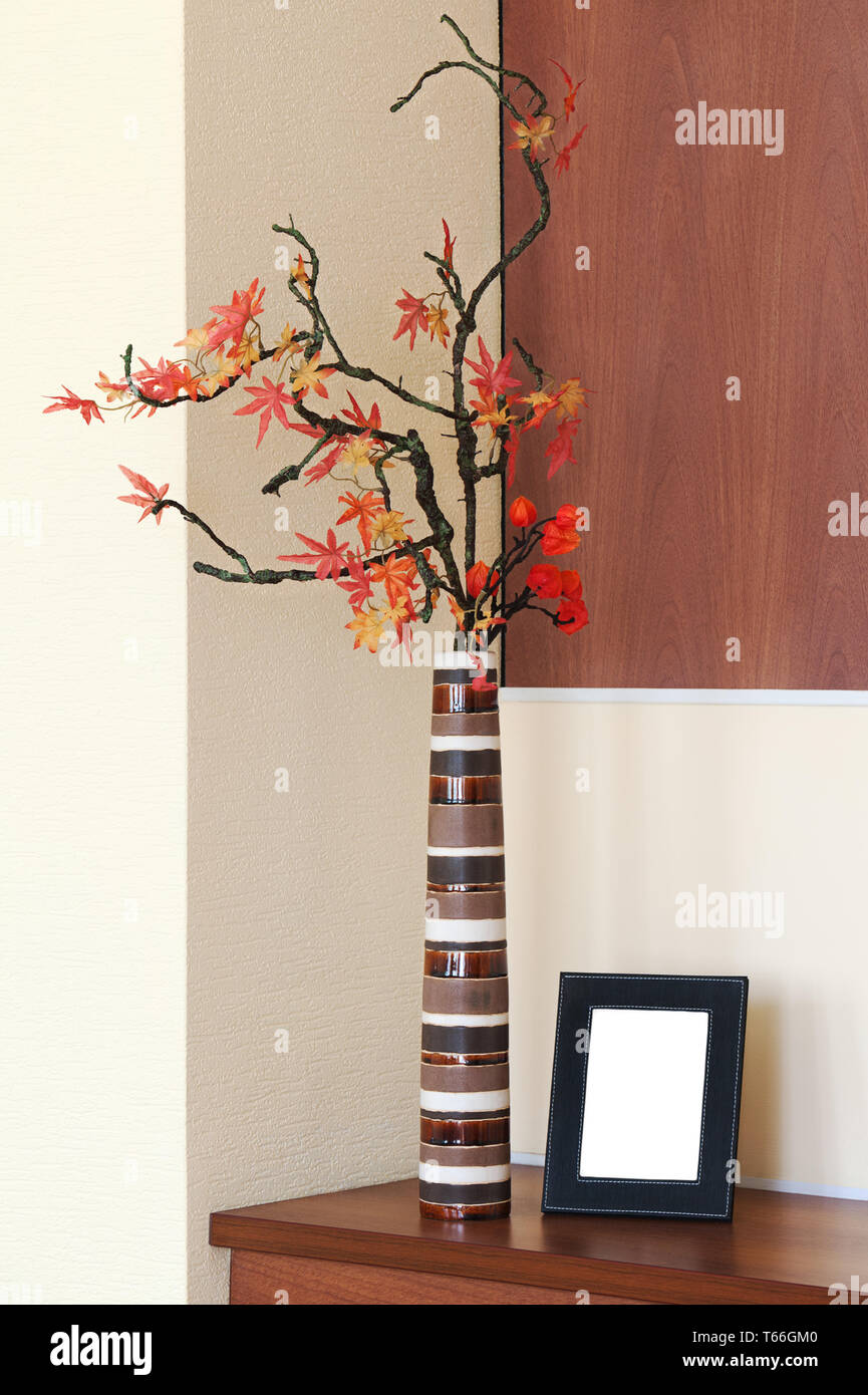 Disposizione di autunno in un vaso sul tavolo e phot Foto Stock