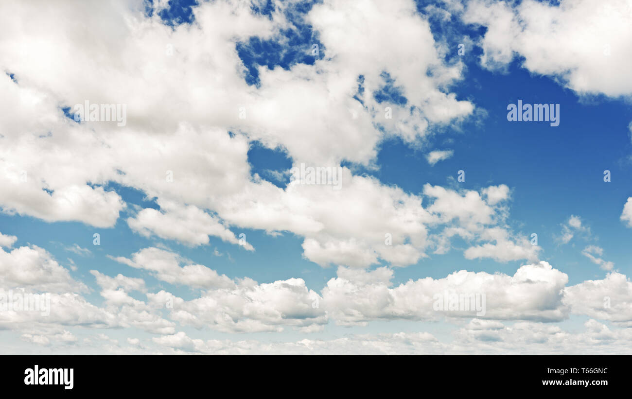 Bellissima vista del cielo blu e nuvole. Scena reale Foto Stock