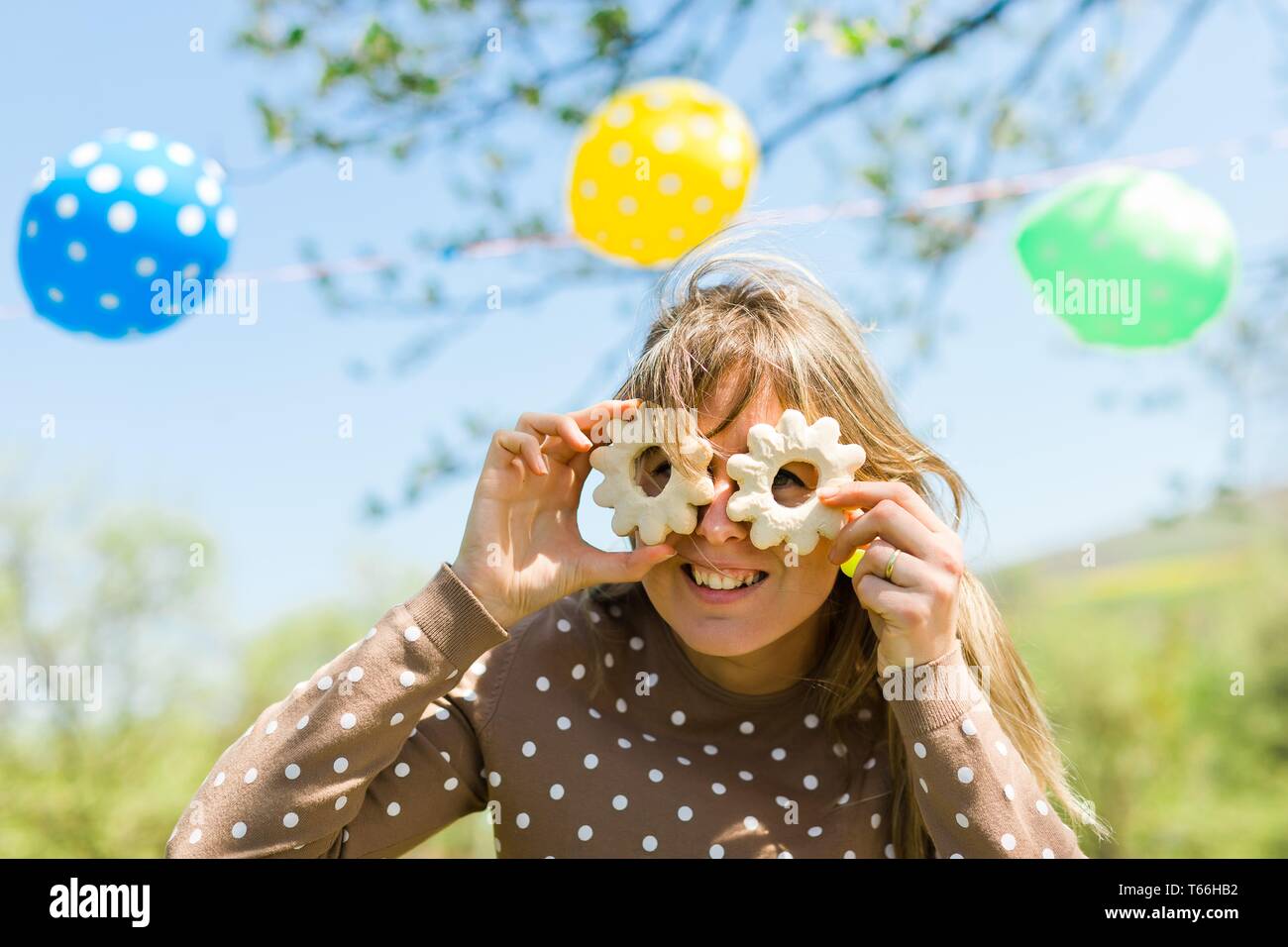 Donna che fa il divertimento - Occhiali da dolci fatti in casa - summer party in giardino Foto Stock