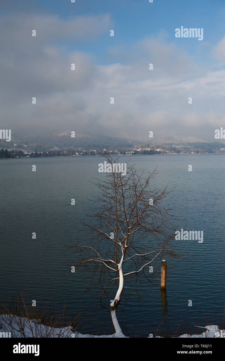 Bellissima vista sul lago Tegernsee, Baviera, Germania Foto Stock