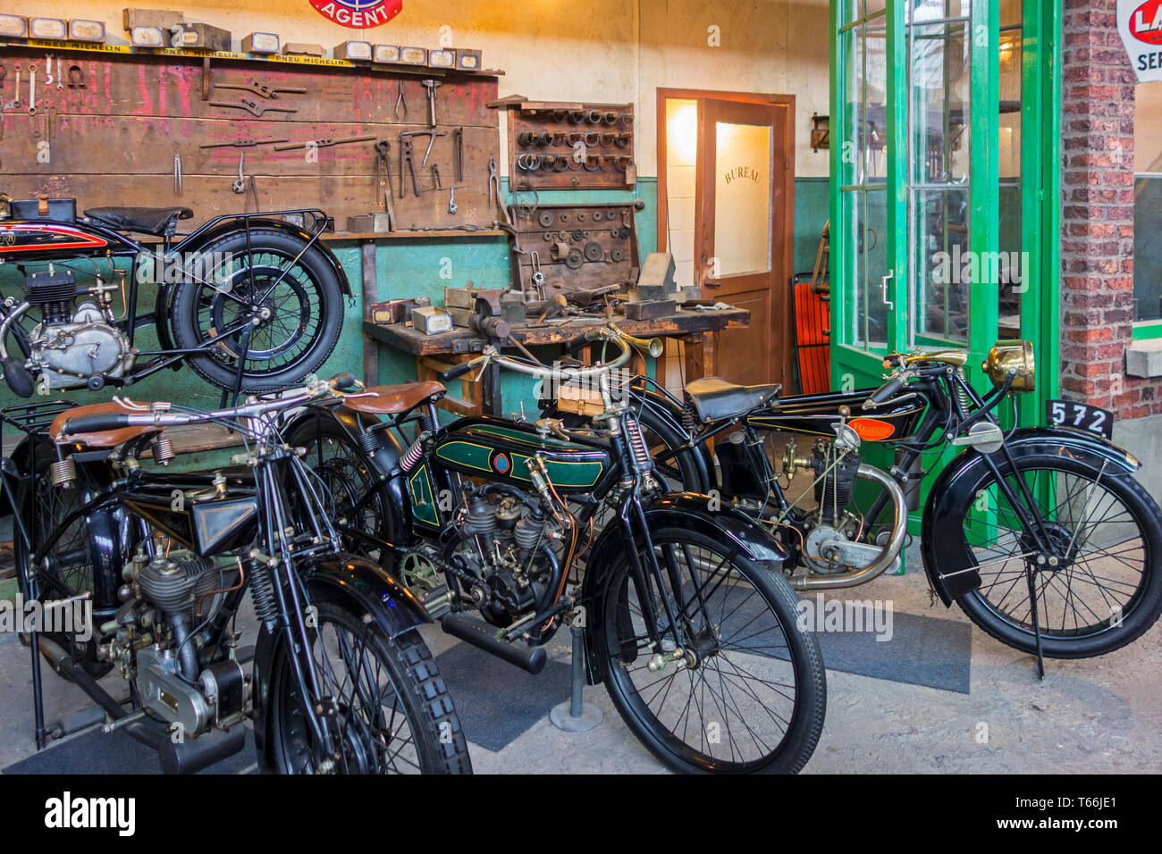 Diorama della vecchia bottega che mostra il classico Moto, antichi Moto e oldtimers a Autoworld, vintage car museum a Bruxelles, in Belgio Foto Stock