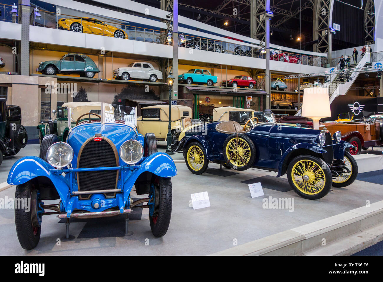 Collezione di auto classiche, veicoli antichi e oldtimers a Autoworld, vintage car museum, Parco del Cinquantenario a Bruxelles, in Belgio Foto Stock
