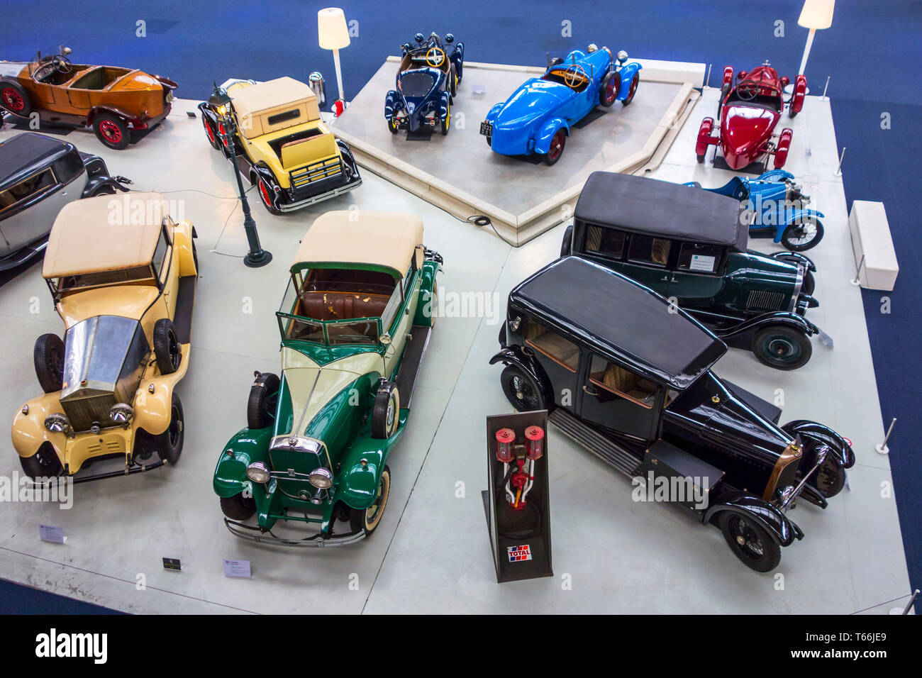 Collezione di auto classiche, veicoli antichi e oldtimers a Autoworld, vintage car museum, Parco del Cinquantenario a Bruxelles, in Belgio Foto Stock