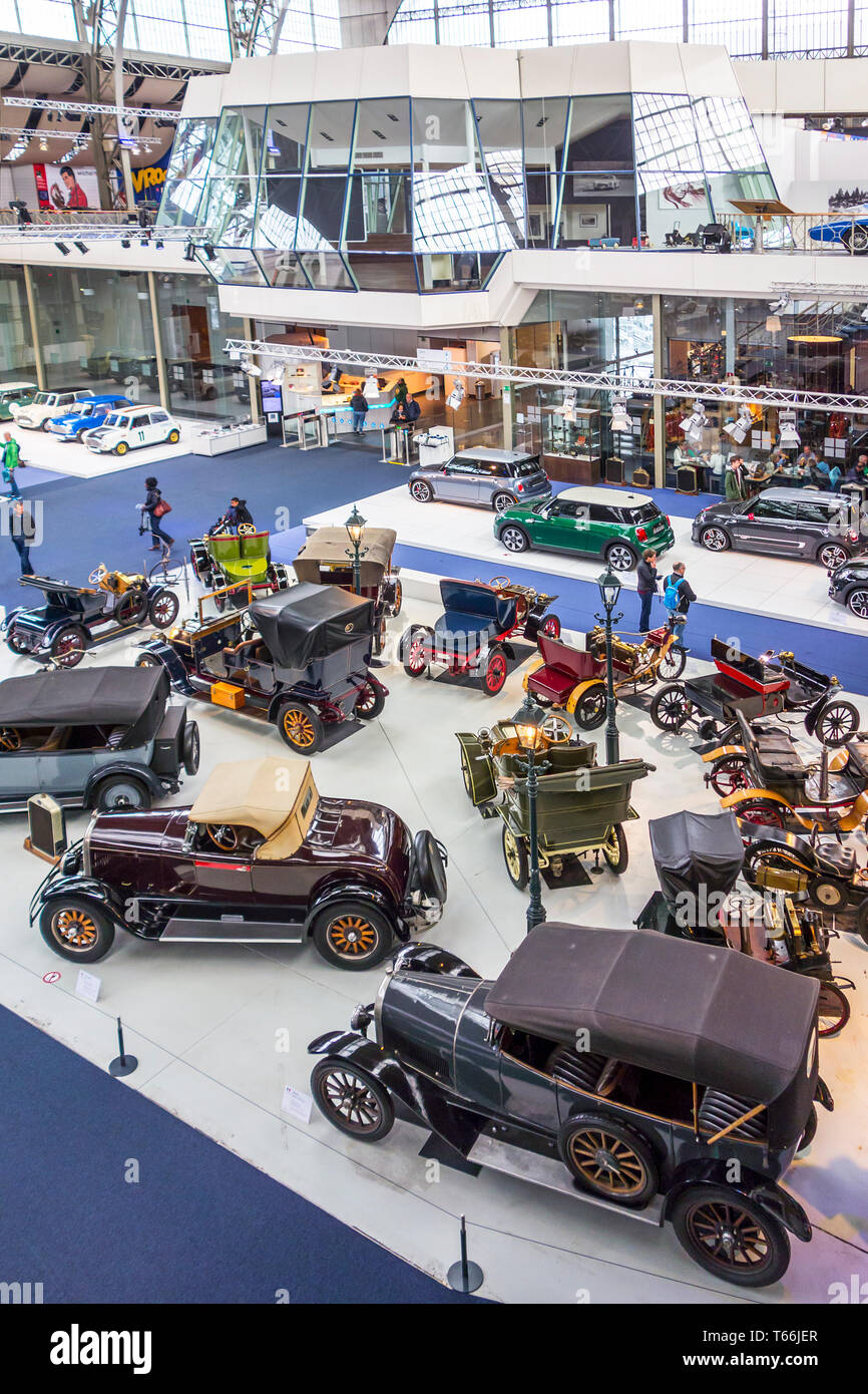 Collezione di auto classiche, veicoli antichi e oldtimers a Autoworld, vintage car museum, Parco del Cinquantenario a Bruxelles, in Belgio Foto Stock