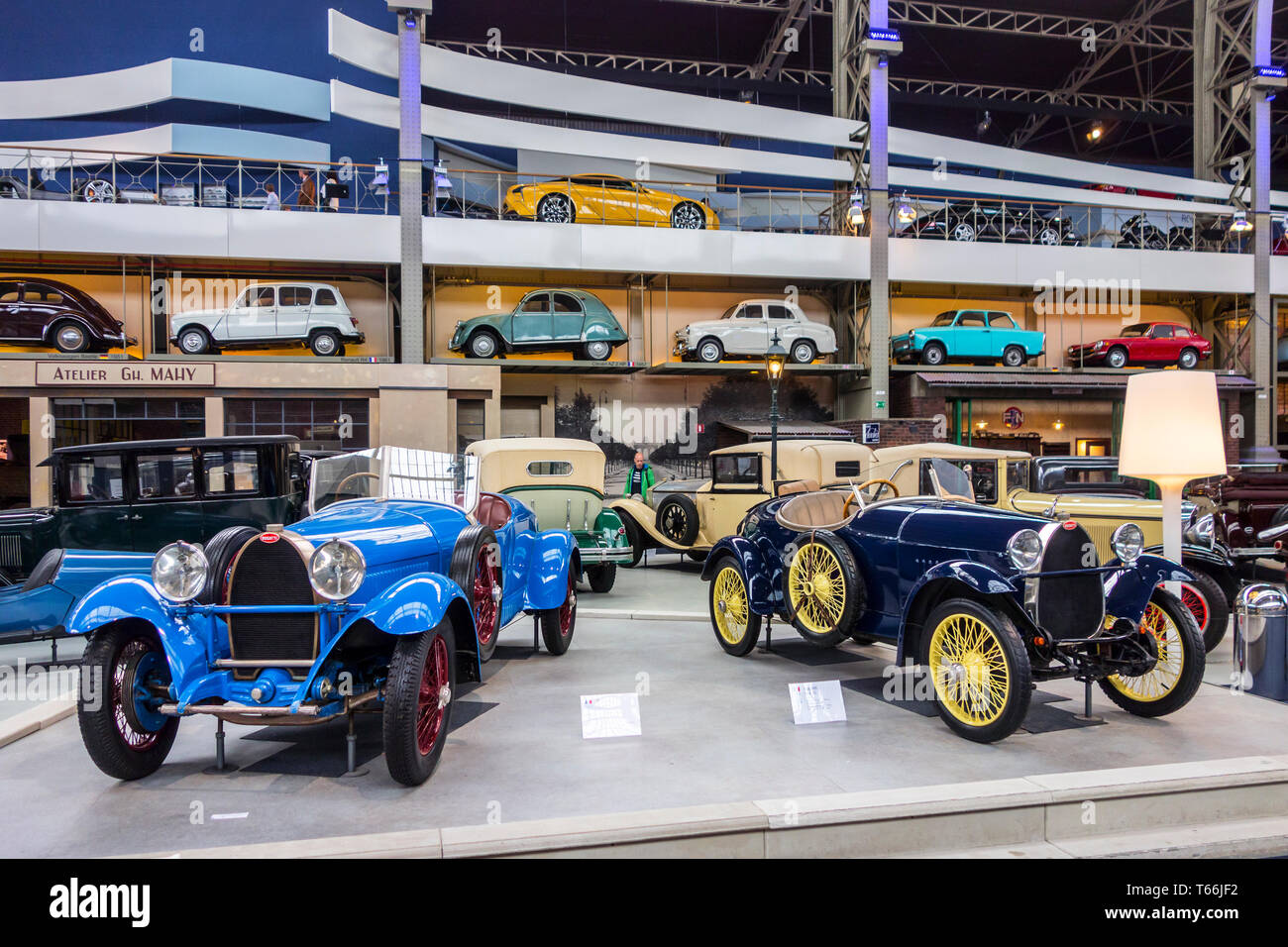 Collezione di auto classiche, veicoli antichi e oldtimers a Autoworld, vintage car museum, Parco del Cinquantenario a Bruxelles, in Belgio Foto Stock