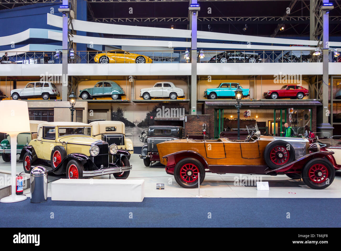 Collezione di auto classiche, veicoli antichi e oldtimers a Autoworld, vintage car museum, Parco del Cinquantenario a Bruxelles, in Belgio Foto Stock