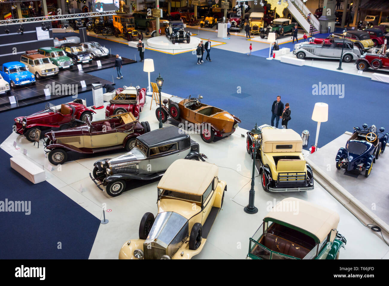Collezione di auto classiche, veicoli antichi e oldtimers a Autoworld, vintage car museum, Parco del Cinquantenario a Bruxelles, in Belgio Foto Stock