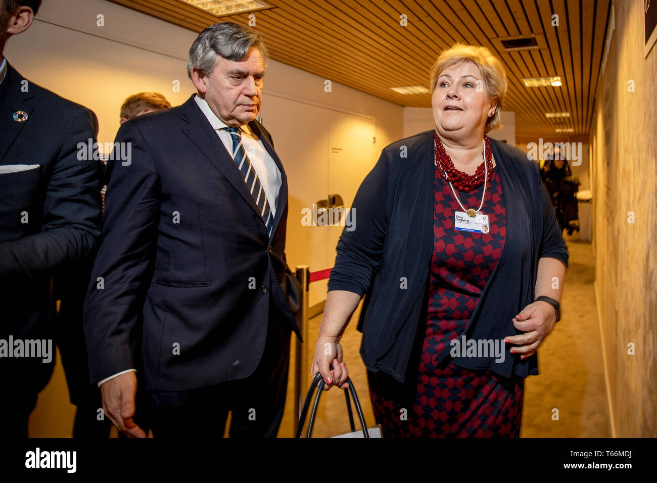 L'ex primo ministro britannico Gordon Brown e il Primo Ministro norvegese Erna Solberg al Forum economico mondiale di Davos. Foto Stock