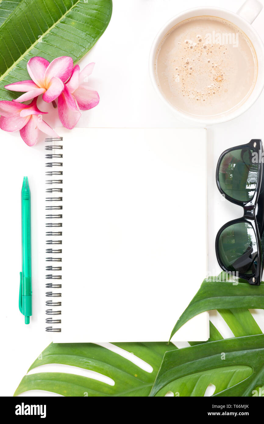 Top tropicale vista botanico Estate concetto ancora vita monstera notebook flower categoricamente il layout Foto Stock