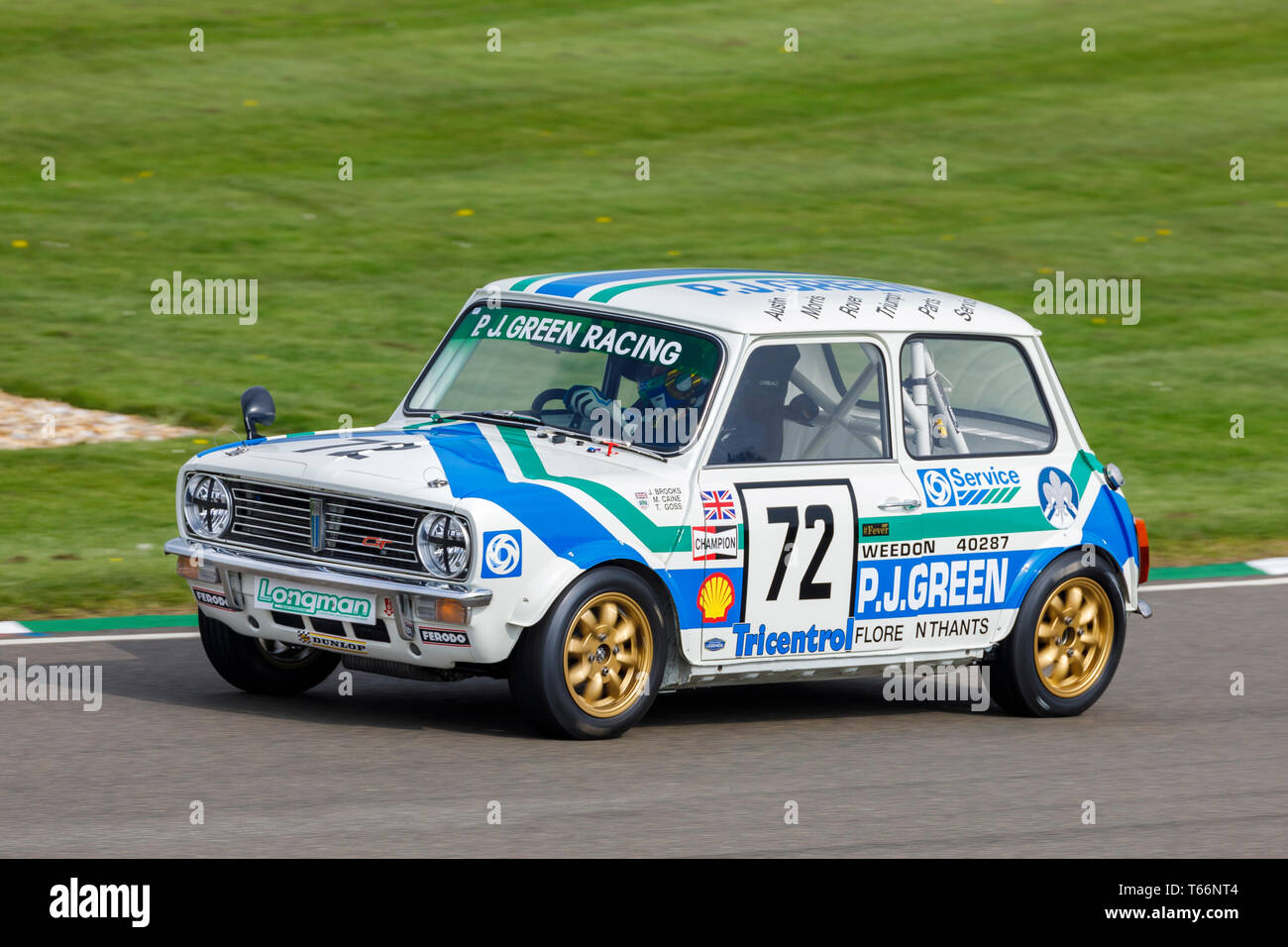 1980 Mini 1275 GT con conducente Michael Caine durante il Gerry Marshall gara del trofeo nella 77a Goodwood GRRC Assemblea dei Soci, Sussex, Regno Unito. Foto Stock