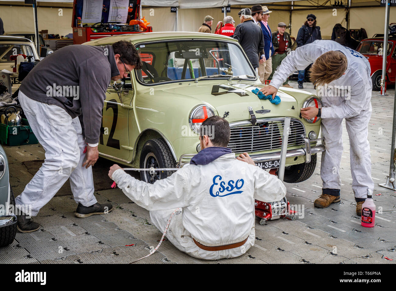 Meccanica al lavoro sul 1964 Austin Mini Cooper S di Patrick Watts per il Betty Richmond Trophy gara. 77Th Goodwood GRRC Assemblea dei Soci, Sussex, Regno Unito Foto Stock