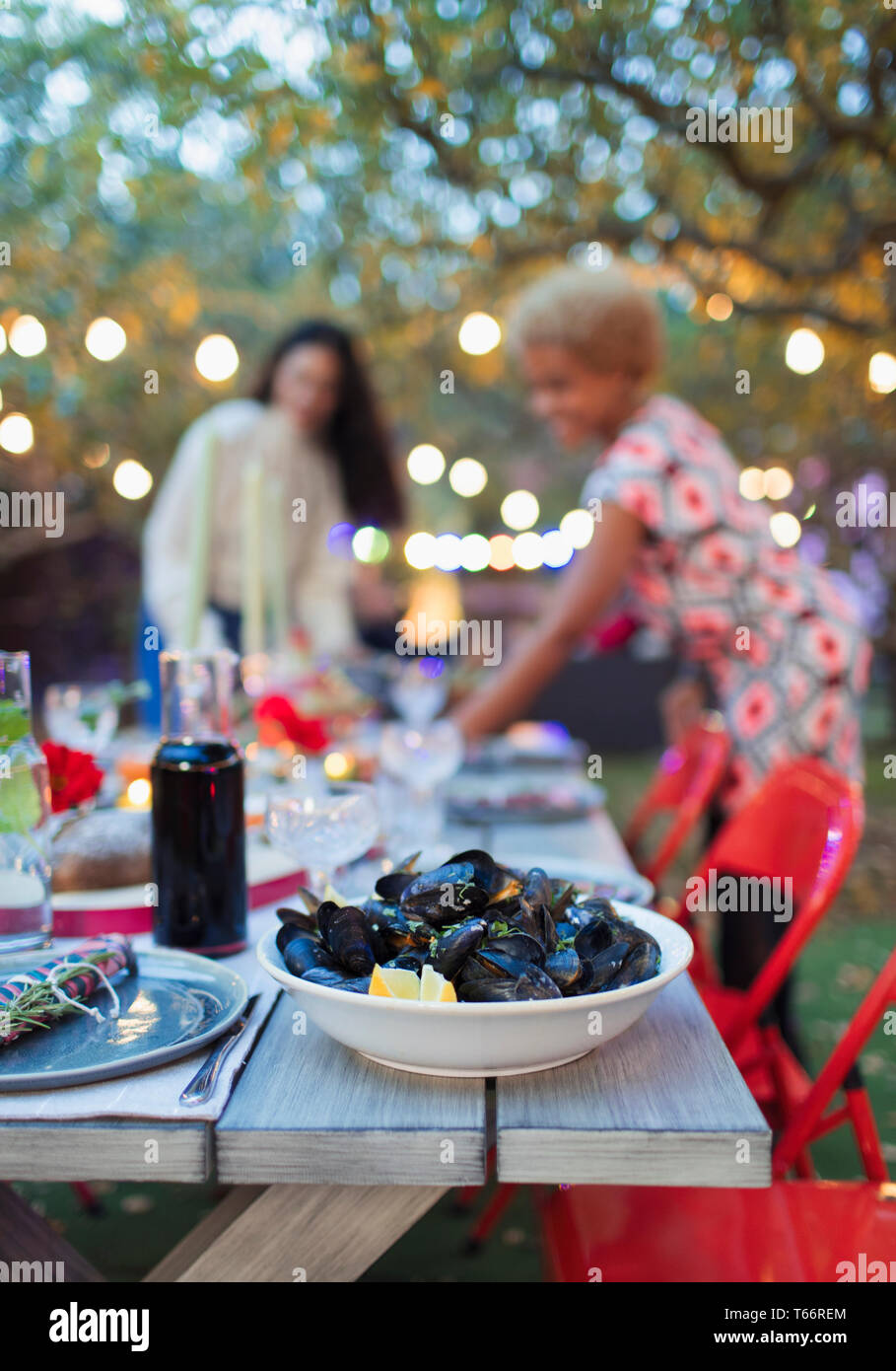 Le cozze sulla cena party in giardino tavolo Foto Stock