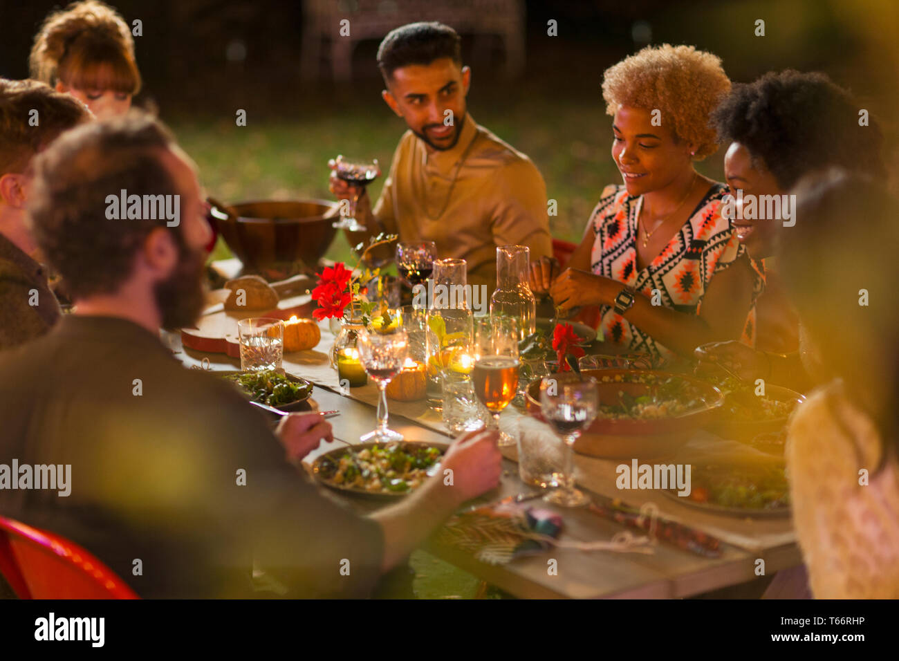 Gli amici di gustare la cena party in giardino Foto Stock