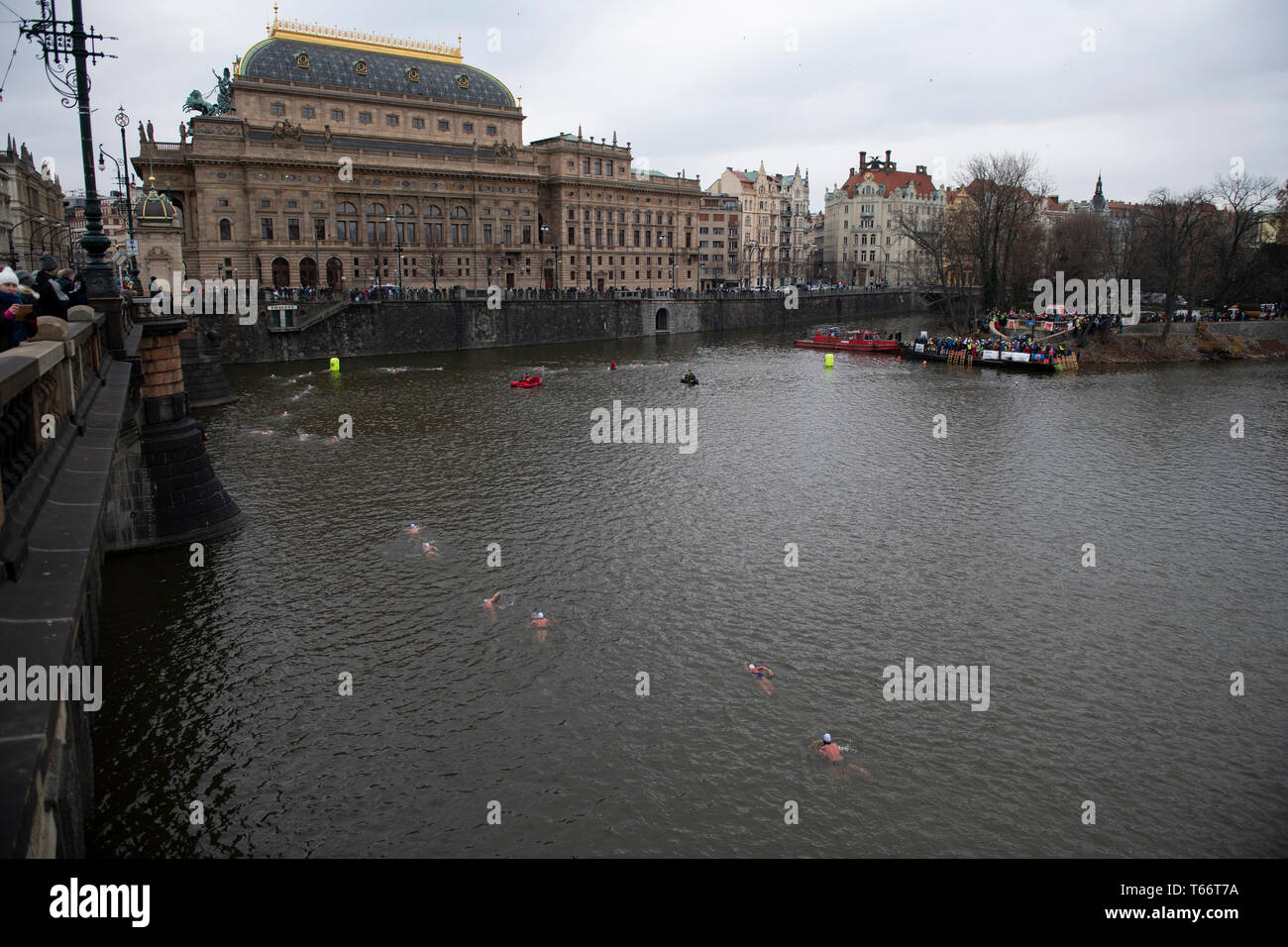 Gli amanti del nuoto corrono sul fiume Moldava presso il Teatro Nazionale dal Ponte Legione, Praga, Repubblica Ceca Foto Stock