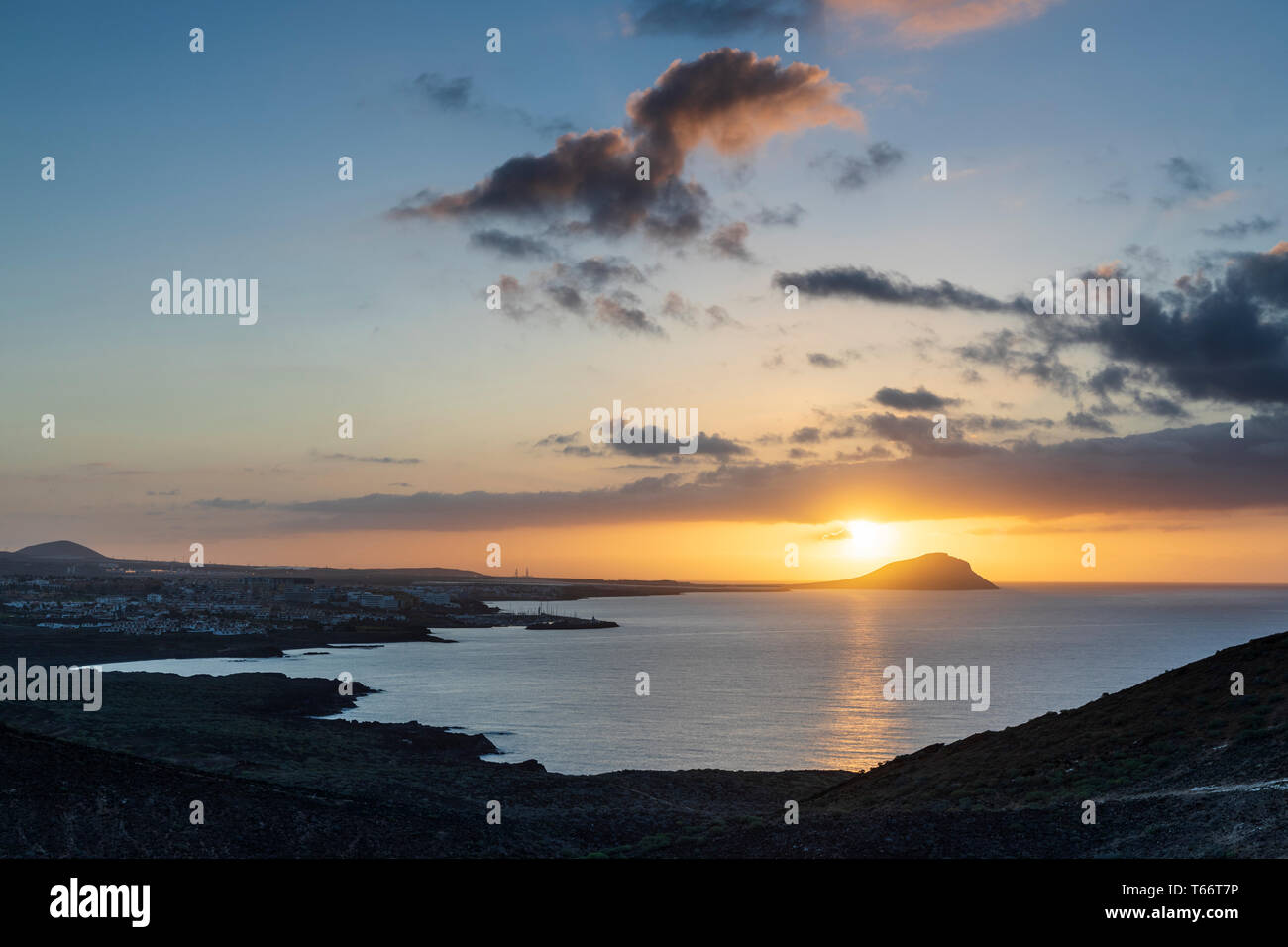 Guardando verso il Montana Roja, montagna rossa, dal Montana Amarilla, gialle di montagna, sulla costa orientale di Tenerife all'alba, Isole Canarie, Spagna Foto Stock