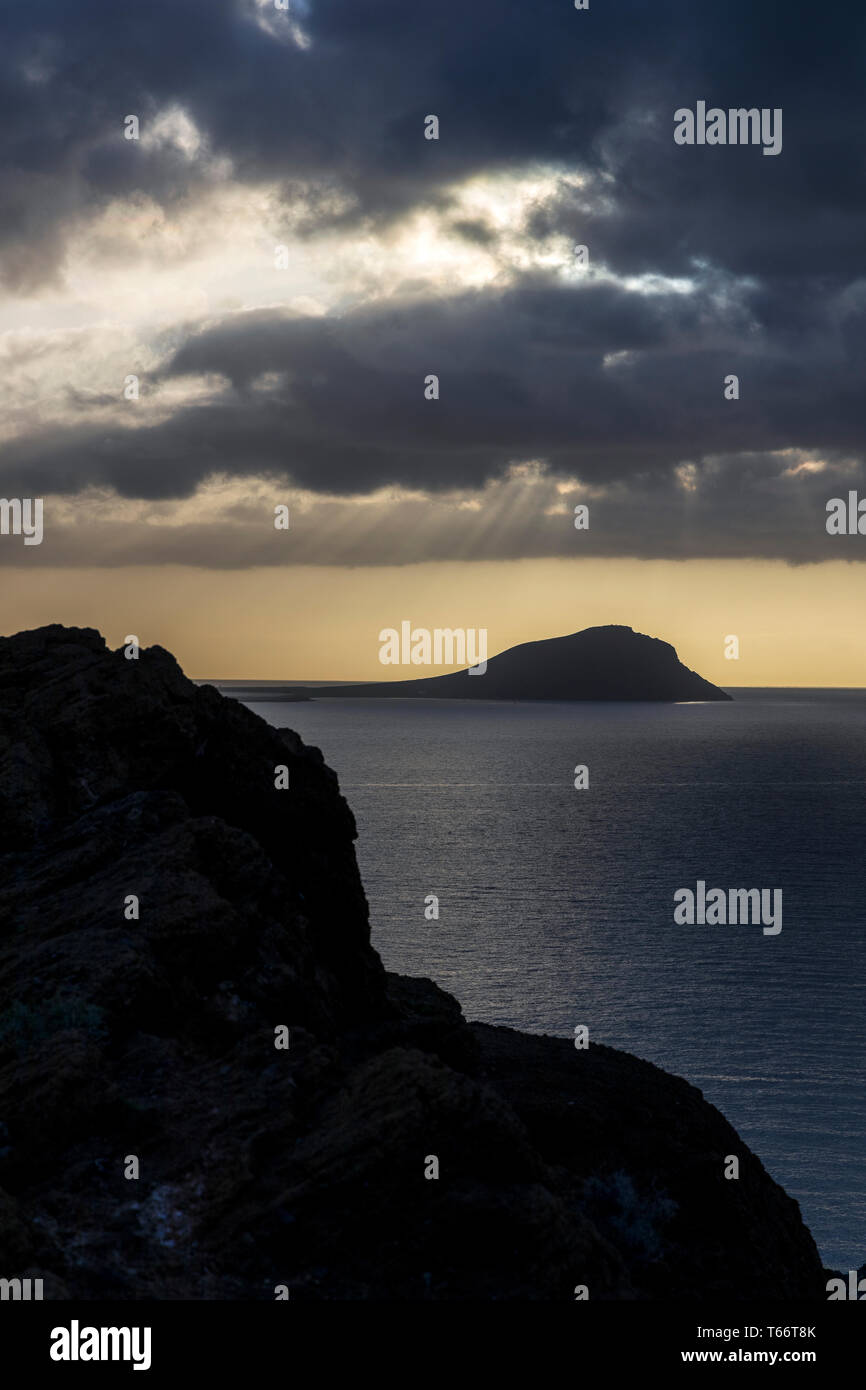 Guardando verso il Montana Roja, montagna rossa, dal Montana Amarilla, gialle di montagna, sulla costa orientale di Tenerife all'alba, Isole Canarie, Spagna Foto Stock